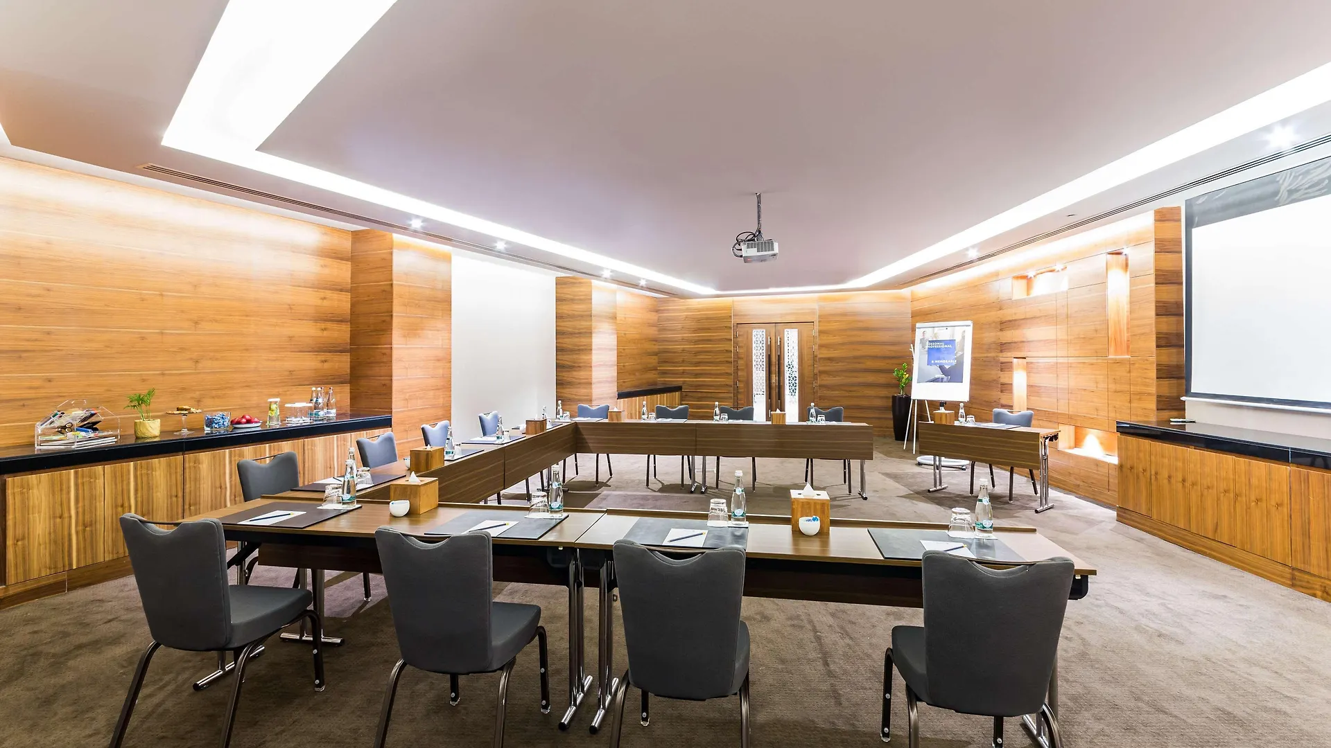 מלון Radisson Blu Hotel, Dubai Waterfront