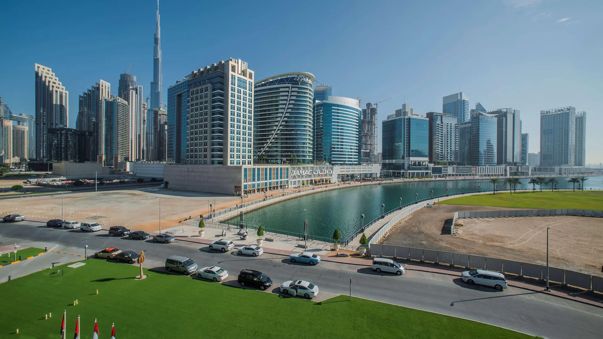 Radisson Blu Hotel, Dubai Waterfront فندق