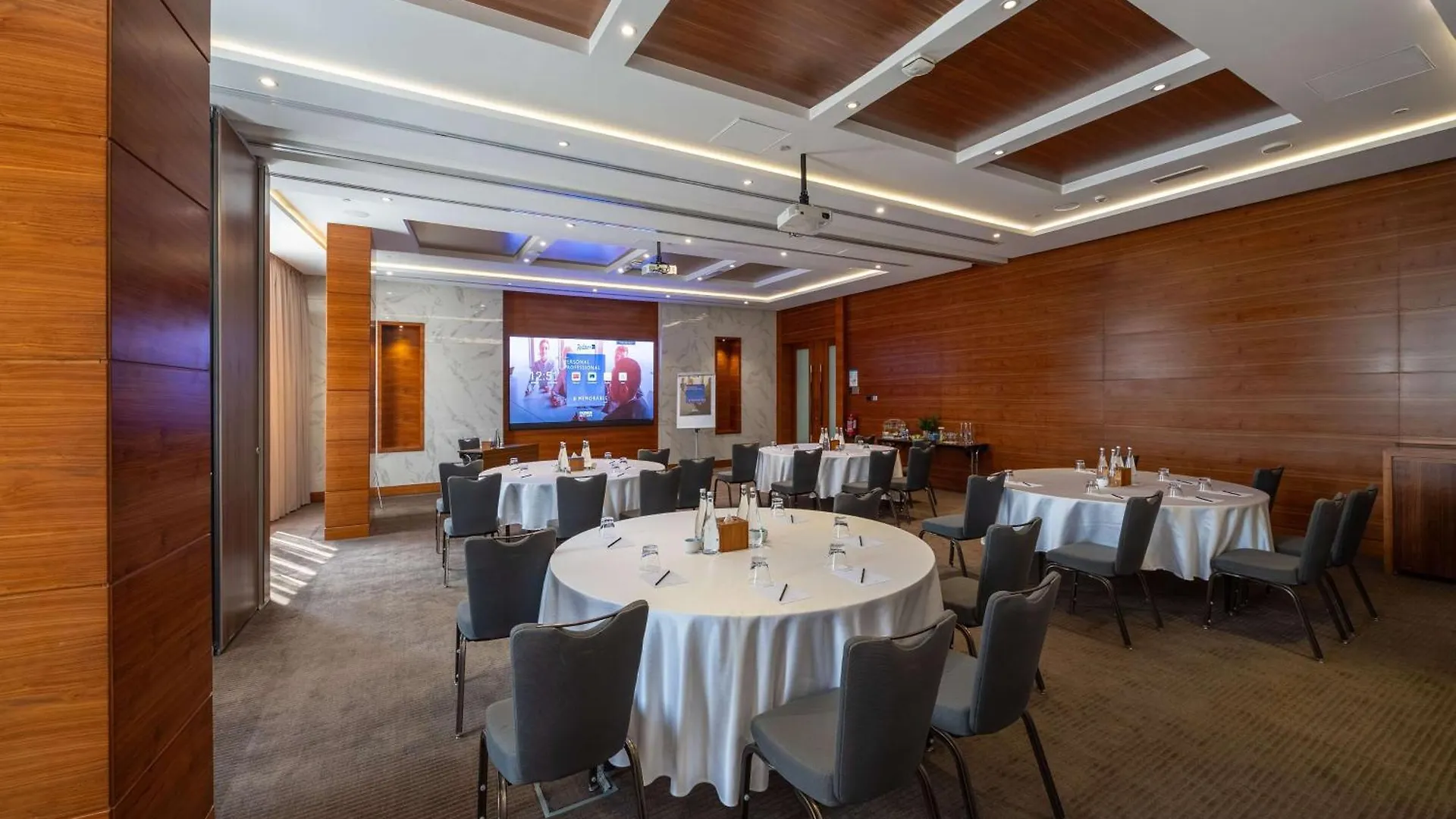 Radisson Blu Hotel, Dubai Waterfront