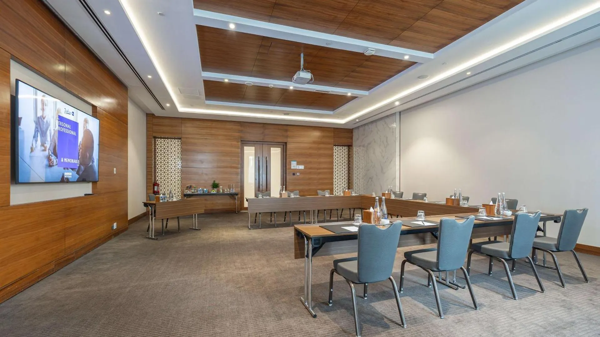 Radisson Blu Hotel, Dubai Waterfront 5*,